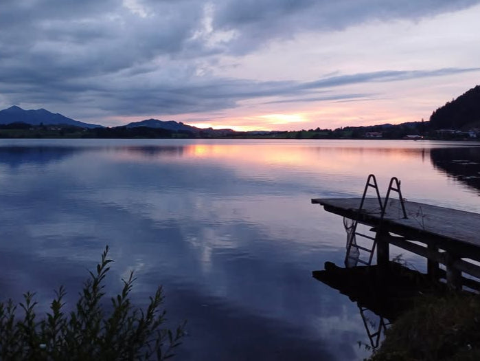 Steg am See im Sonnenuntergang