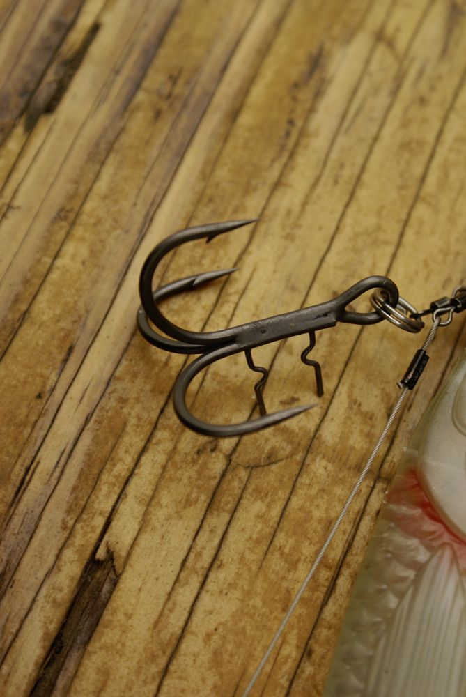 QUANTUM Claw Treble Hooks Mat Finish Drilling mit Baithholder
